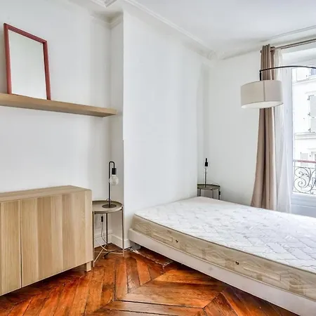 Cosy And Bright Located In 18 Paris