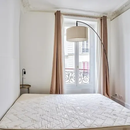 Apartment Cosy And Bright Located In 18 *