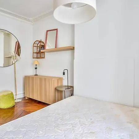 Cosy And Bright Located In 18 Apartment