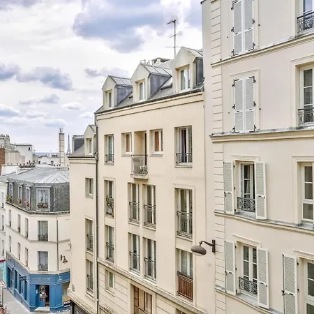 Cosy And Bright Located In 18 Apartment