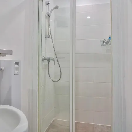 Cosy And Bright Located In 18 Paris